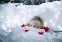 Menina na cama esperando por Papai Noel — Fotografia de Stock