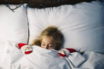Bambina a letto in attesa di Babbo Natale — Foto stock