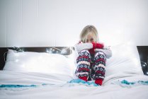 Kleines Mädchen im Bett wartet auf Weihnachtsmann — Stockfoto