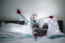 Menina na cama esperando por Papai Noel — Fotografia de Stock
