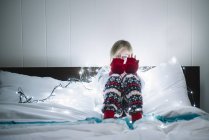 Девочка в постели ждет Санту Клауса — стоковое фото