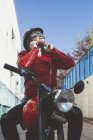 Biker donna su una moto — Foto stock