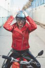 Femme motard sur une moto — Photo de stock
