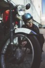 Mujer moto arregla motocicleta dañada - foto de stock