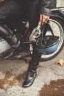 Helm und Brille in der Hand der Motorradfahrerin — Stockfoto