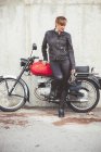Mujer motociclista en una motocicleta - foto de stock