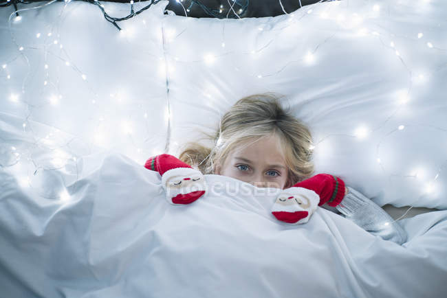 Маленька дівчинка в ліжку чекає Санта Клауса — стокове фото