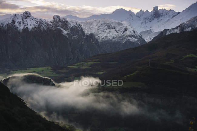 Paisaje invernal de montañas, Cantabria España - foto de stock
