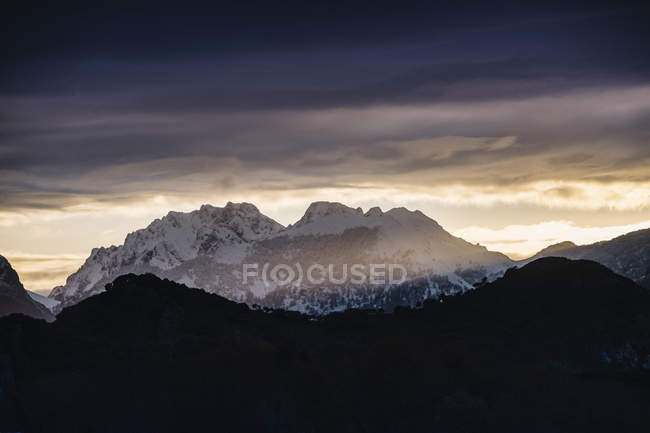 Paisagem de inverno de montanhas, Cantabria Espanha — Fotografia de Stock