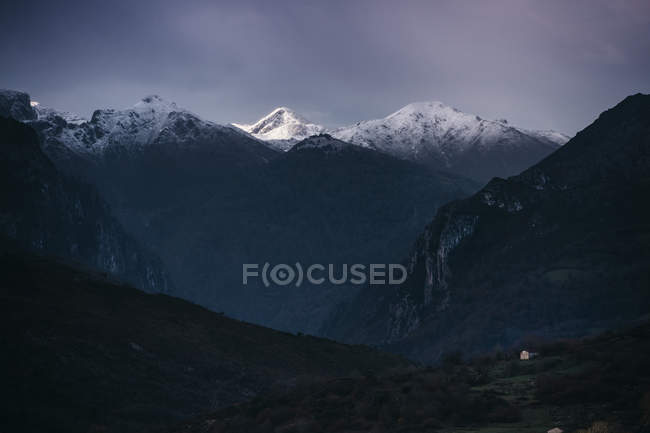Зимний пейзаж гор, Кантабрия Испания — стоковое фото