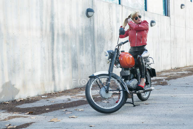 Mulher motociclista em uma motocicleta — Fotografia de Stock