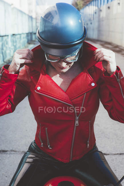 Mujer motociclista en una motocicleta - foto de stock