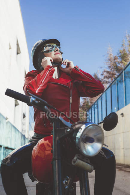 Велосипедна жінка на мотоциклі — стокове фото