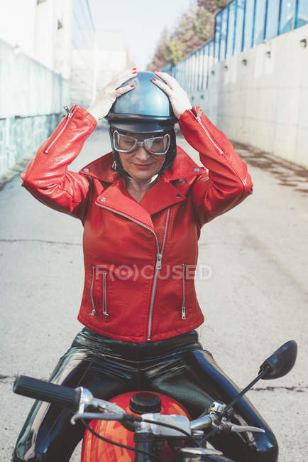 Велосипедна жінка на мотоциклі — стокове фото