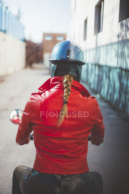 Zopf der blonden Frau mit dem Motorradhelm — Stockfoto
