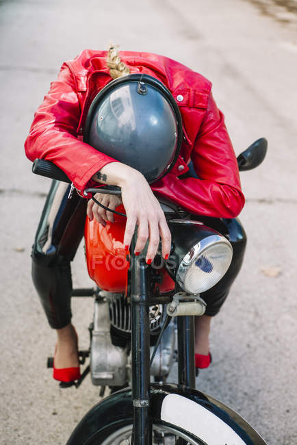 Biker donna su una moto — Foto stock