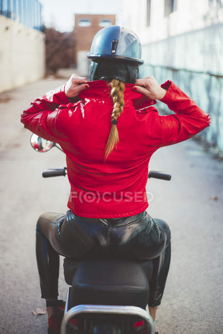 Trenza de mujer rubia con el casco de moto - foto de stock