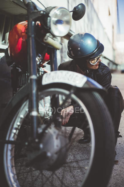 Mulher de moto arranja motocicleta danificada — Fotografia de Stock