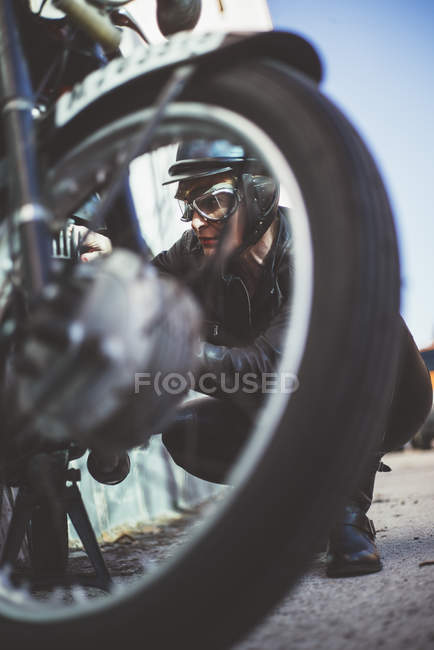 Motociclista donna organizza moto danneggiate — Foto stock