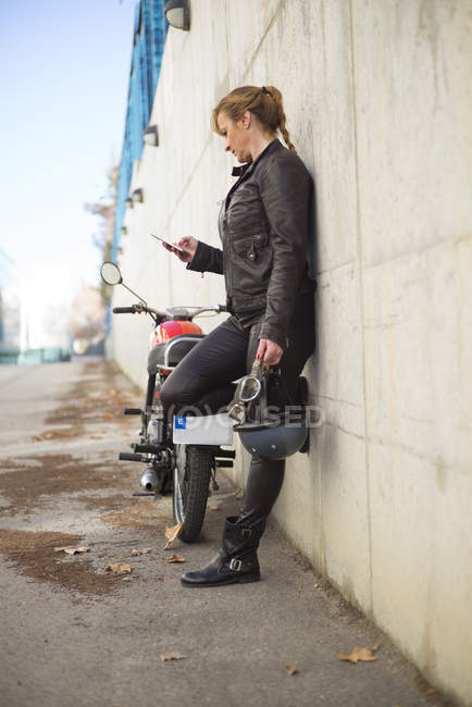 Mujer deportiva elegante y de moda hablando por teléfono de cerca - foto de stock