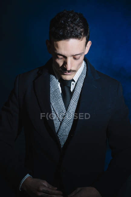 Ritratto dell'uomo in giacca abbottonatura classico e guardando verso il basso — Foto stock