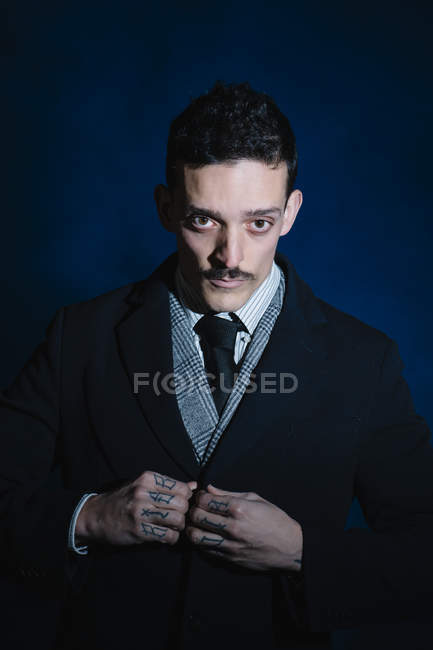 Retrato do homem no clássico casaco de botão de desgaste — Fotografia de Stock