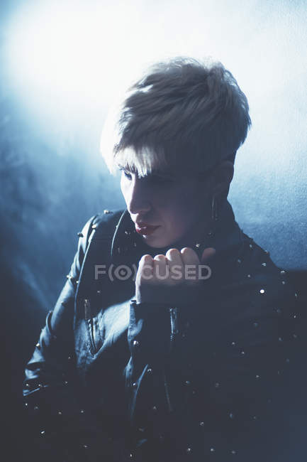 Portrait of short haired woman wearing leather jacket — Stock Photo
