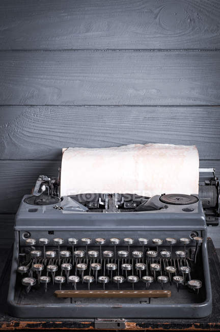 Máquina de máquina de escrever vintage, papel kraft dentro da escala de ajuste — Fotografia de Stock