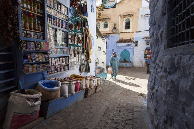 Calle en medina de ciudad azul Chefchaouen, Marruecos - foto de stock