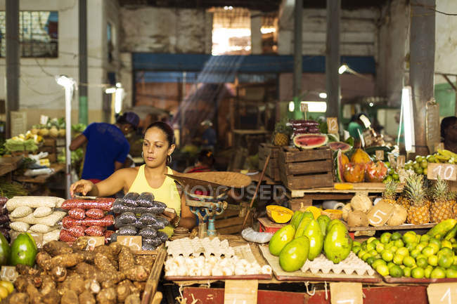 HAVANA, CUBA-13 OCTOBRE : Femme vendant des fruits sur le marché de La Havane — Photo de stock