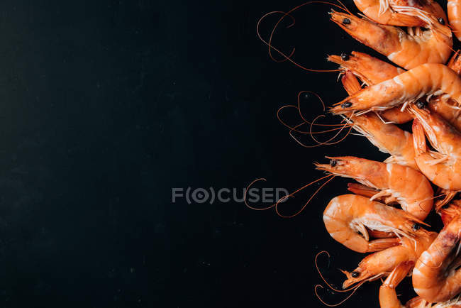 Vue de dessus de pile de crevettes sur la table sombre — Photo de stock