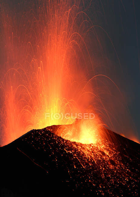 Vulcão Stromboli erupção noturna — Fotografia de Stock