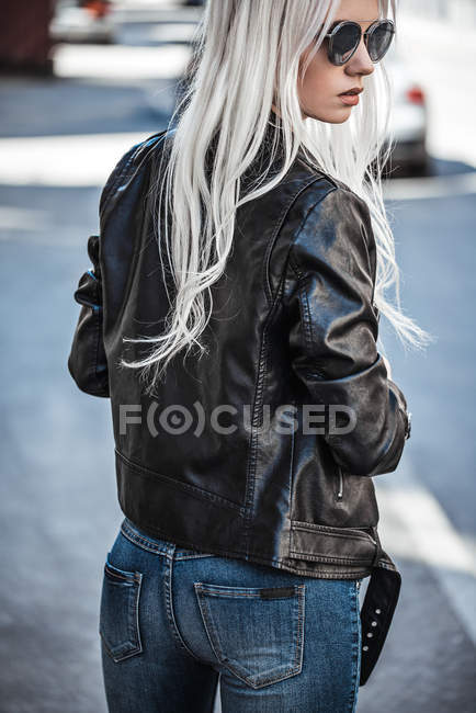 Portrait of beautiful blonde girl in sunglasses outdoors — Stock Photo