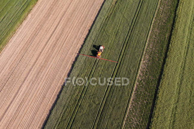 Vista aérea del tractor en el campo de cosecha - foto de stock