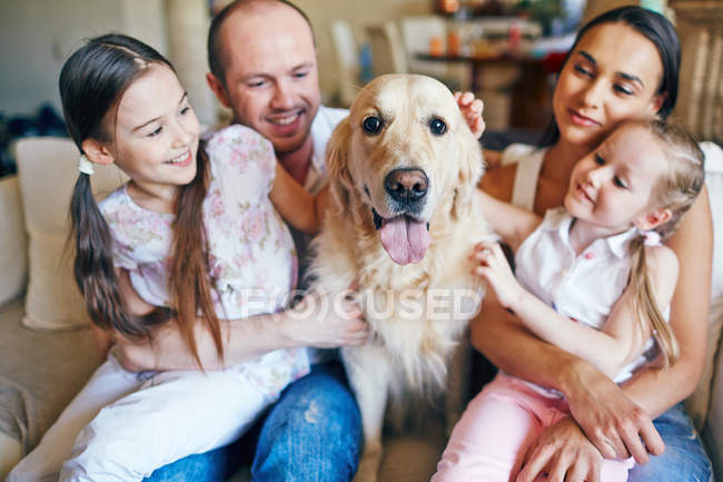 Familia feliz con perro - foto de stock