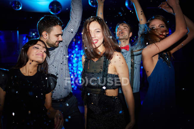 Люди танцуют на вечеринке — стоковое фото