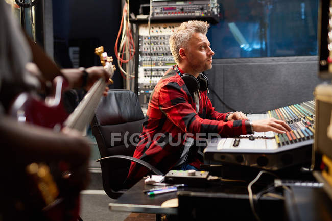 Operador masculino grabando música en estudio - foto de stock
