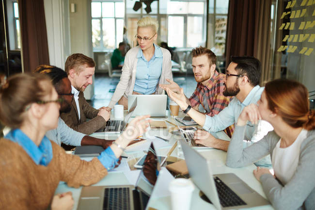 Des gens créatifs discutent des principes du travail — Photo de stock