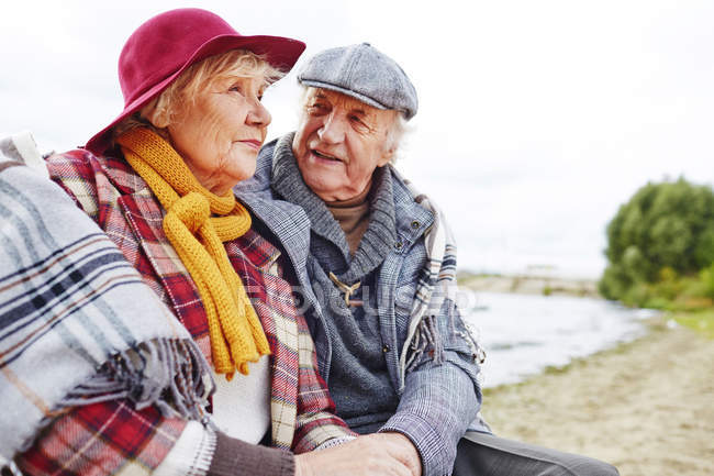 Glückliche Senioren am Meer — Stockfoto