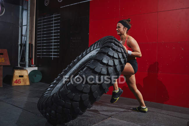 Donna ribaltamento pneumatico — Foto stock