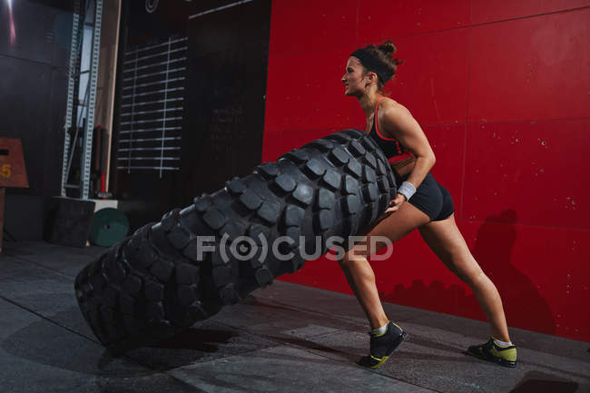 Donna ribaltamento pneumatico — Foto stock