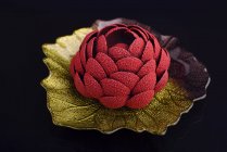 Blume Dessert isoliert auf dunklem Hintergrund — Stockfoto
