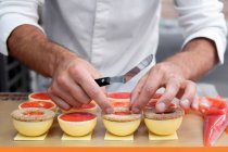 Nahaufnahme eines männlichen Chefs bei der Zubereitung von Kuchen — Stockfoto