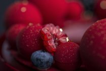 Крупним планом торт, прикрашений марципаном і свіжими ягодами — стокове фото