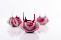 Розовые конфеты с джемом и капельной глазурью — стоковое фото