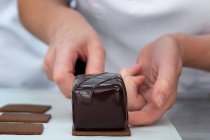 Крупный план по украшению шоколадного десерта — стоковое фото