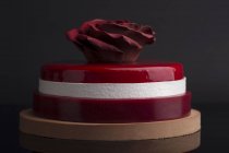 Glasierte Torte mit Rosendekoration auf Rack — Stockfoto