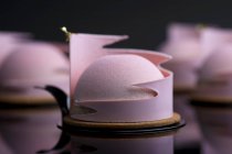 Pastel rosa con borde en forma - foto de stock