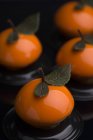 Bolos em forma de fruta com folhas de chocolate — Fotografia de Stock