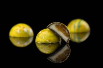 Барвисті глазуровані цукерки з кремовою начинкою — стокове фото